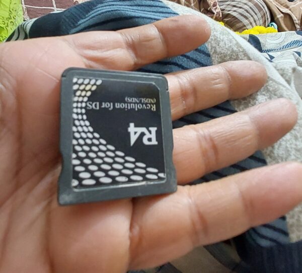 R4 card with firmware and 2gb memory card