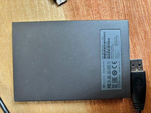 Seagate 1TB portable hard disk with cable - Image 3