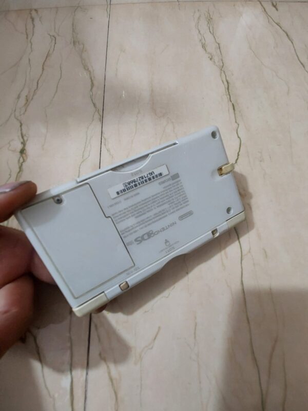 Nintendo DS lite white edition with stylus and 1 Nintendo ds cartridge - Image 3