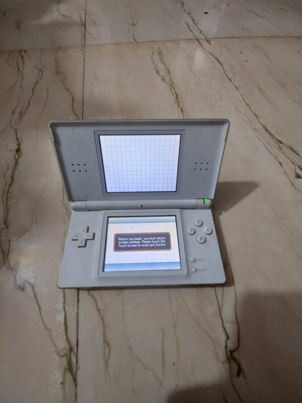 Nintendo DS lite white edition with stylus and 1 Nintendo ds cartridge - Image 5