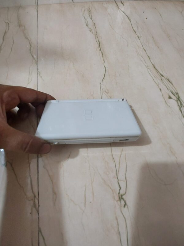 Nintendo DS lite white edition with stylus and 1 Nintendo ds cartridge - Image 4