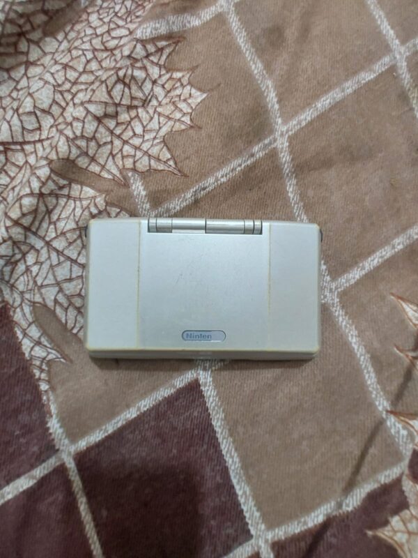 Nintendo DS with 1 gameboy cartridge - Image 2