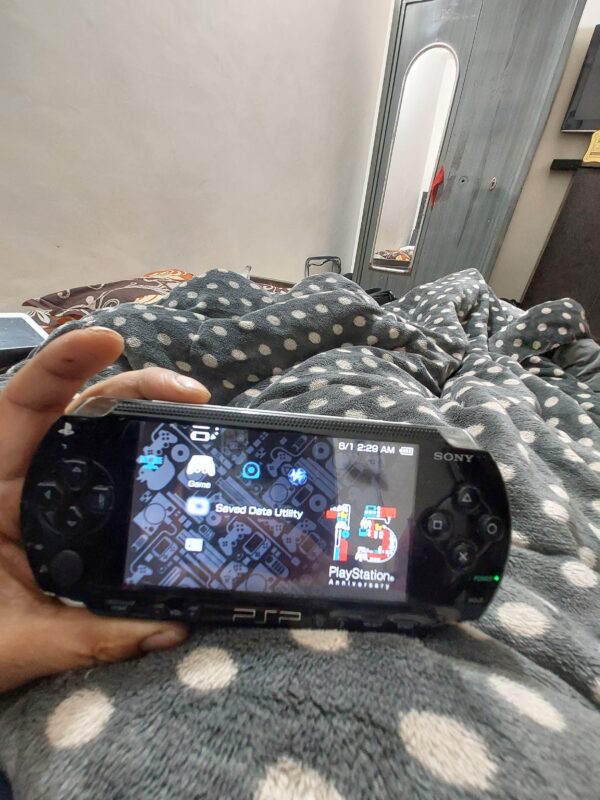 Psp fat (Phat)1001 with original charger and 2gb card