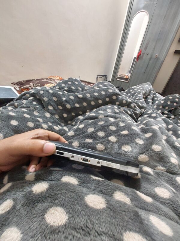 Psp fat (Phat)1001 with original charger and 2gb card - Image 5