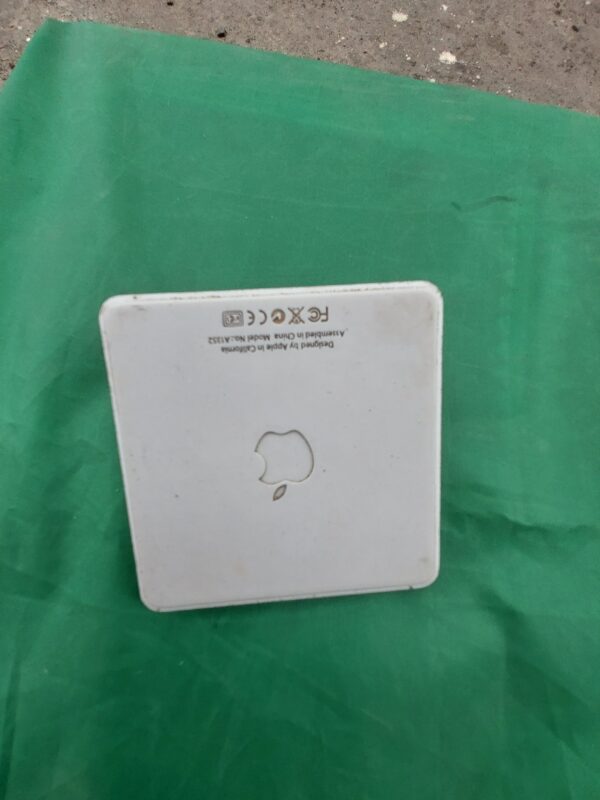 Apple charging dock for ipods and mobiles - Image 2