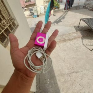 Apple ipod shuffle with original charging dock