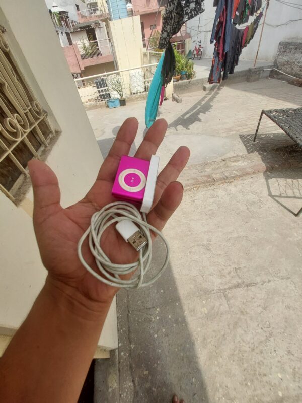 Apple ipod shuffle with original charging dock
