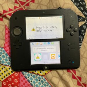 Nintendo 2ds console with 8gb card and charger