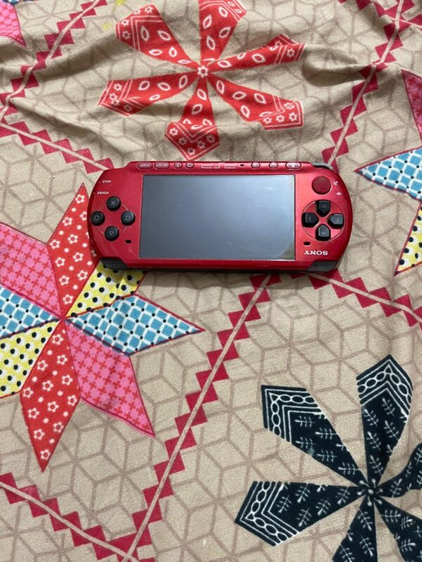 Sony psp 3004 red and black - Image 3