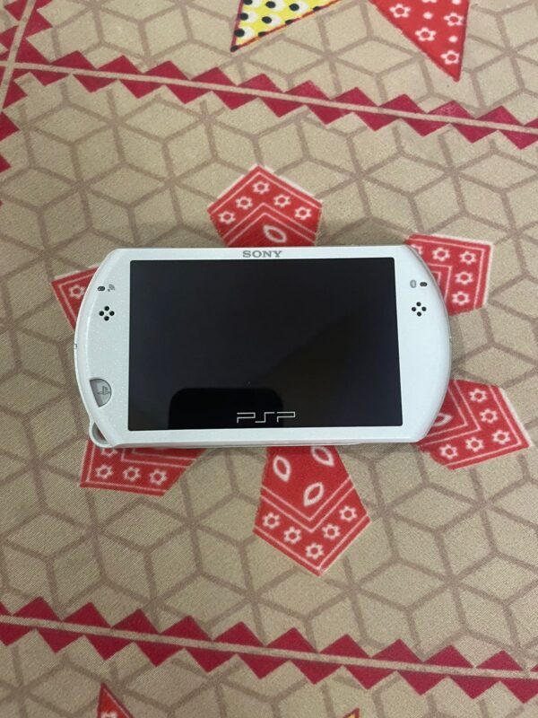 Psp go white in like new condition - Image 5