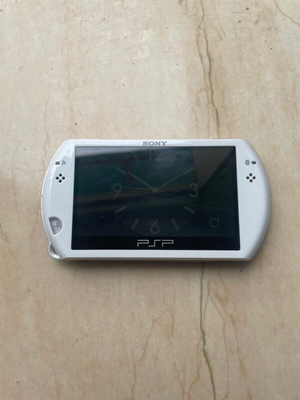Psp go white in like new condition - Image 3