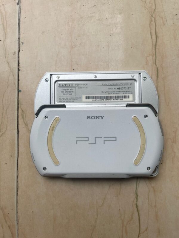 Psp go white in like new condition - Image 2